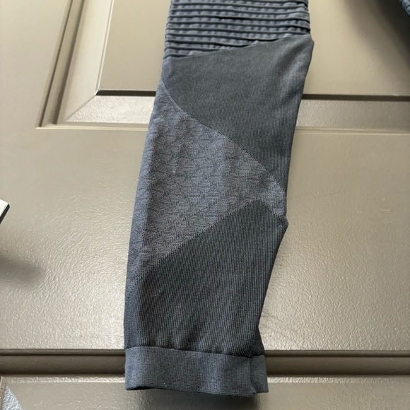 SPANX Seamless Moto Leggings Dark Monochrome Textured Tummy Control Tights Med - Picture 5 of 7